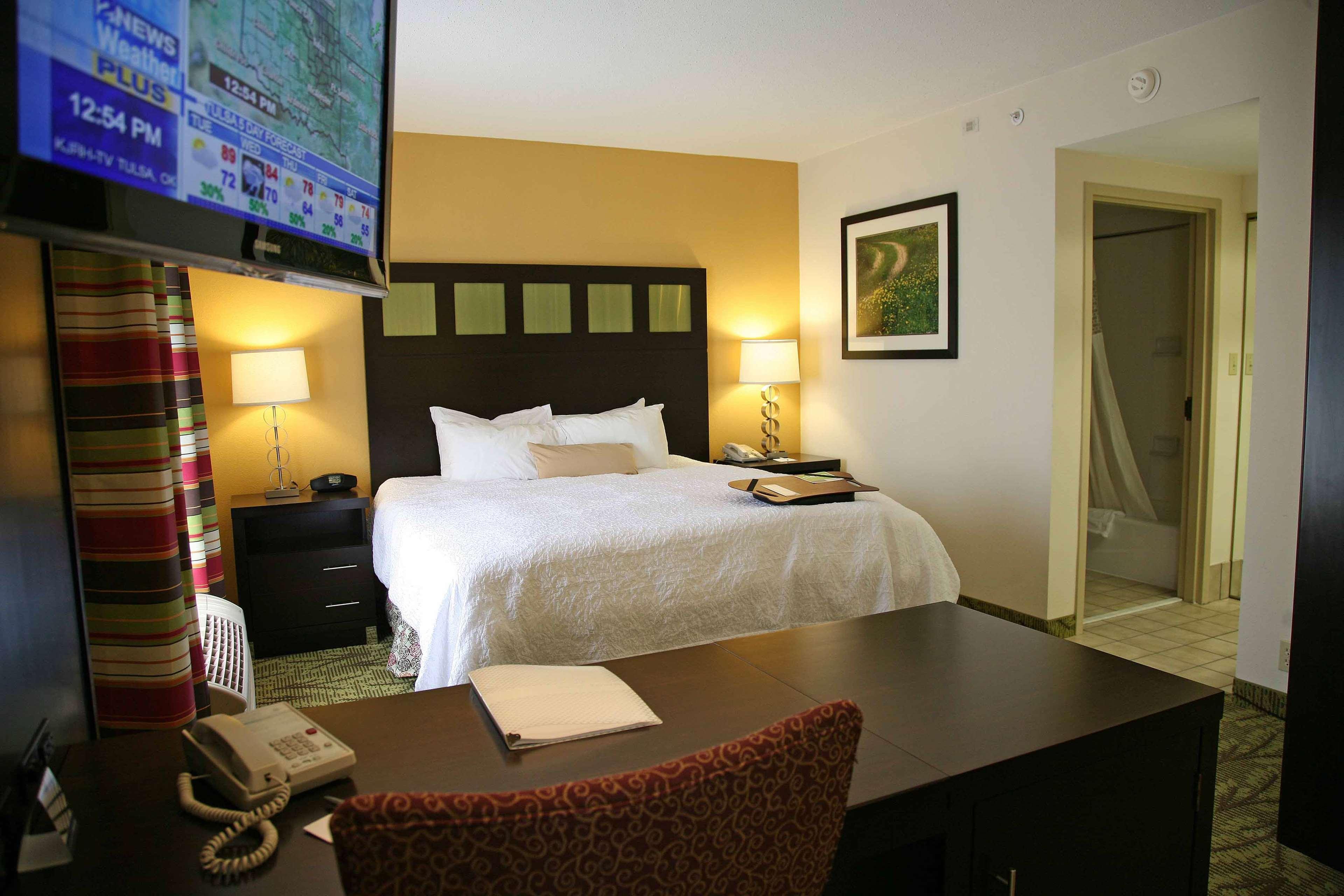 Hampton Inn & Suites Tulsa-Woodland Hills Room photo